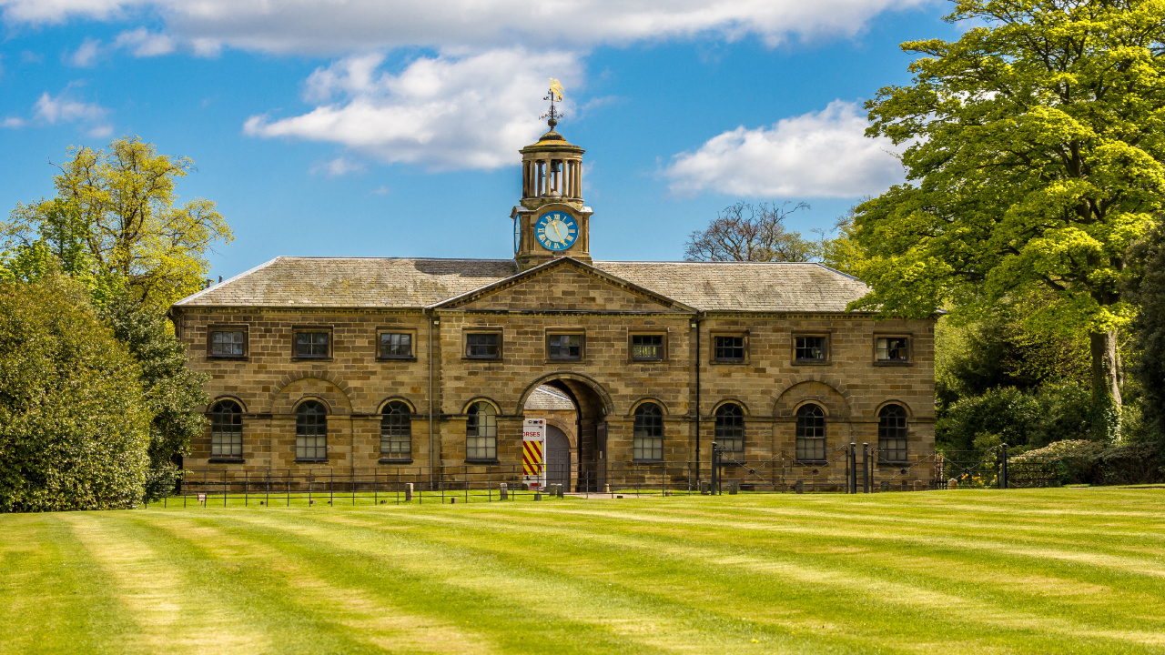 Edificio de Hormigón Marrón Bajo un Cielo Azul Durante el Día. Wallpaper in 1280x720 Resolution