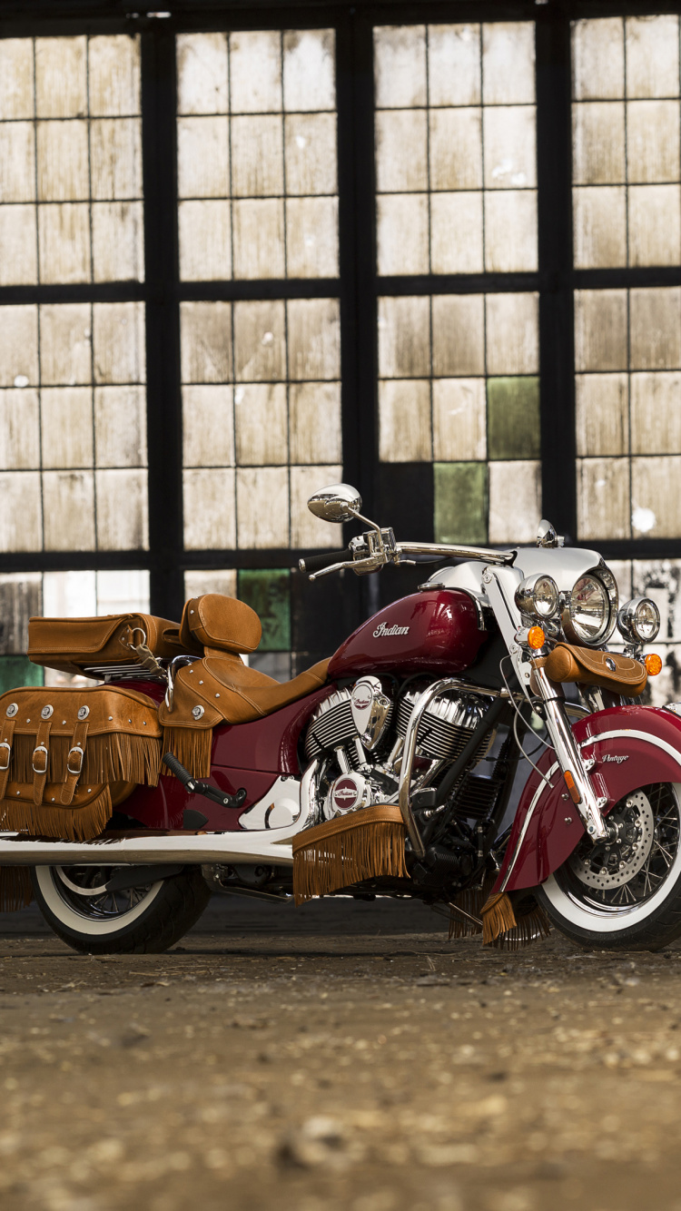 Orange Und Schwarzes Cruiser-Motorrad, Das Neben Einem Schwarzen Glasfenster Mit Metallrahmen Geparkt Ist. Wallpaper in 750x1334 Resolution