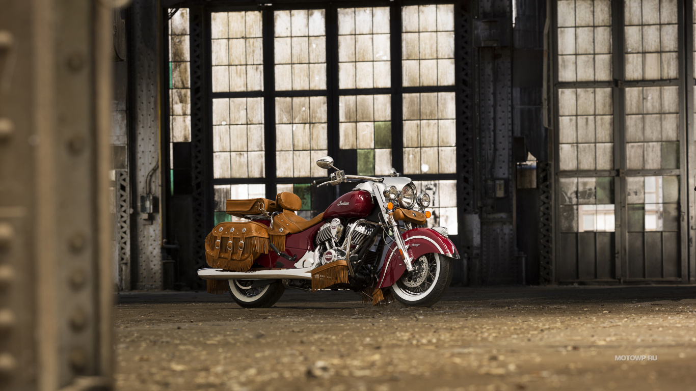 Moto Cruiser Orange et Noir Garée à Côté D'une Fenêtre en Verre Encadrée de Métal Noir. Wallpaper in 1366x768 Resolution