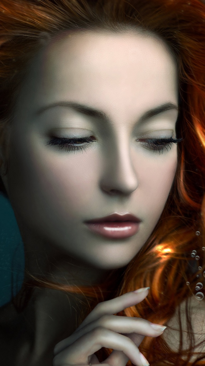 Femme Aux Cheveux Rouges et Poisson Orange. Wallpaper in 720x1280 Resolution