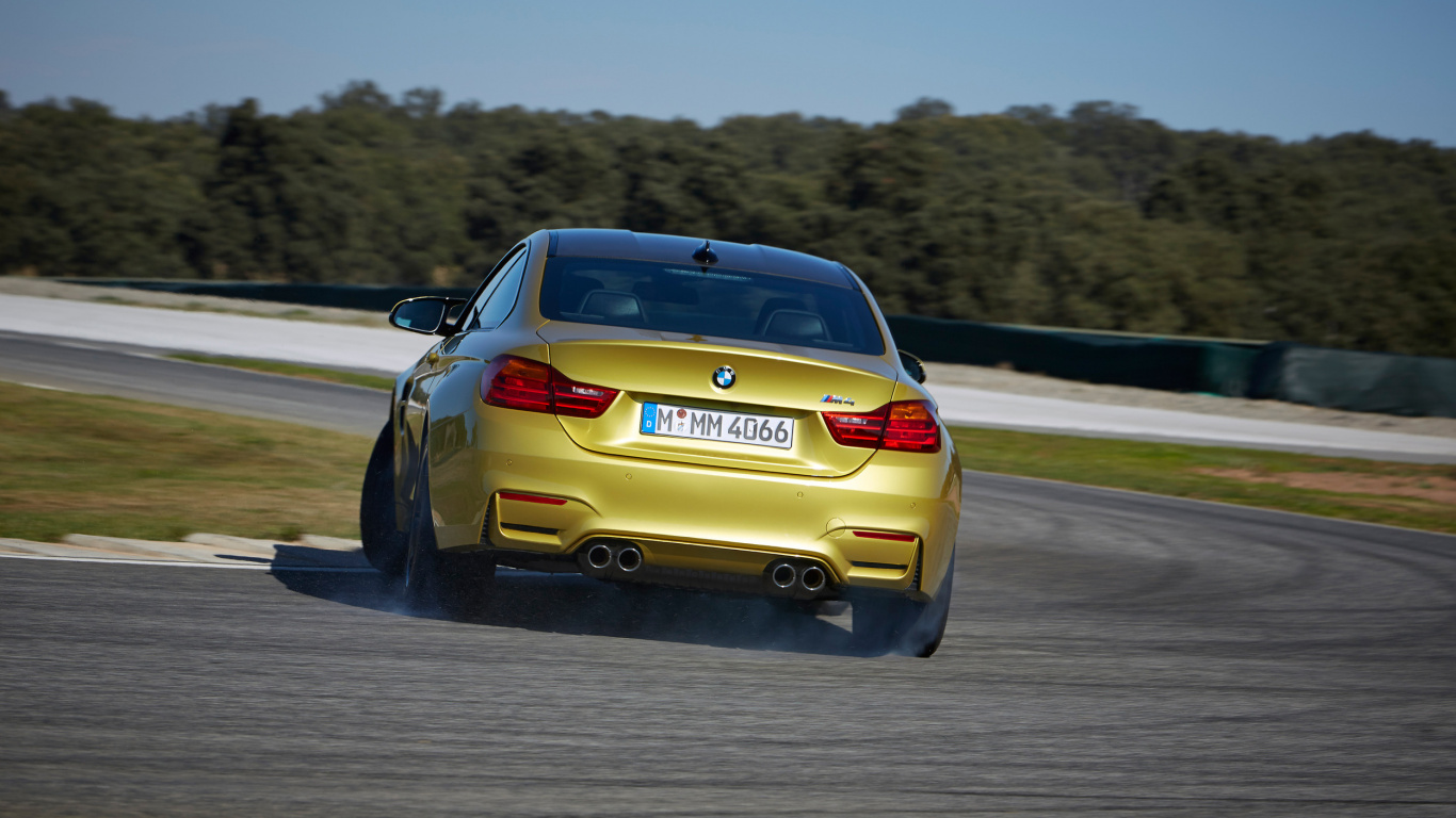 Coche Honda Gris en la Carretera Durante el Día. Wallpaper in 1366x768 Resolution