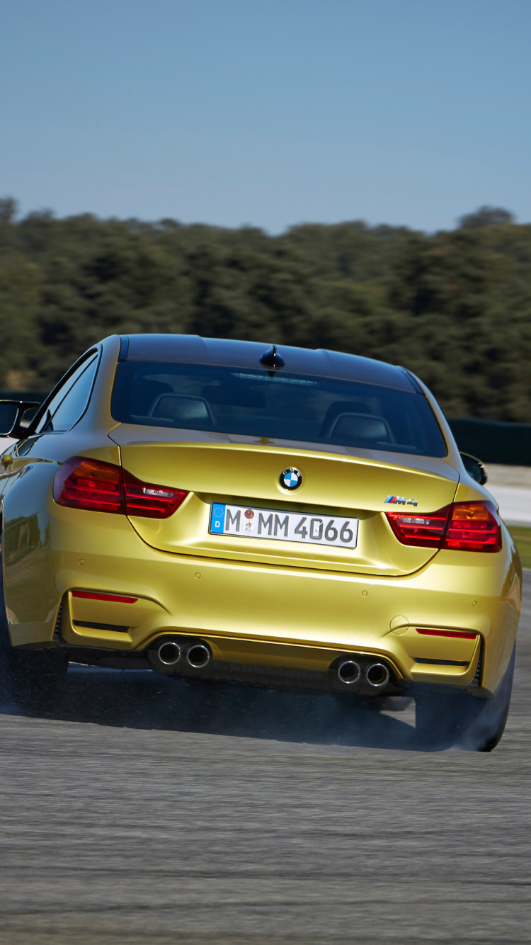 Coche Honda Gris en la Carretera Durante el Día. Wallpaper in 750x1334 Resolution