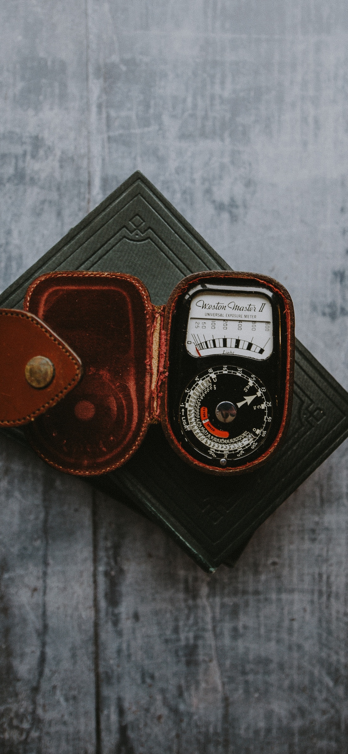 Black and Brown Leather Bifold Wallet. Wallpaper in 1125x2436 Resolution