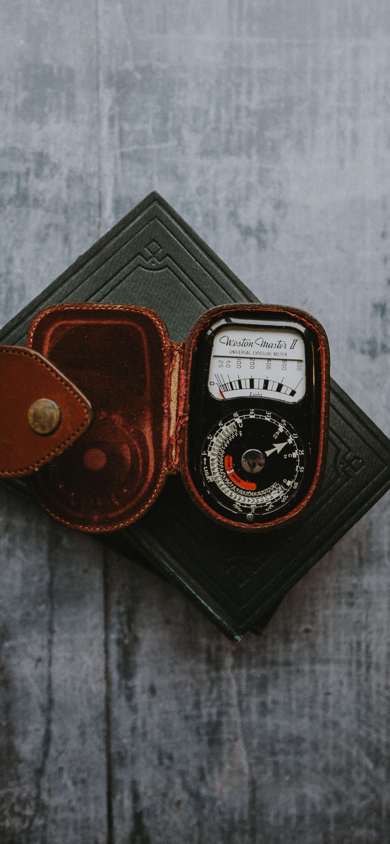 Black and Brown Leather Bifold Wallet. Wallpaper in 1242x2688 Resolution