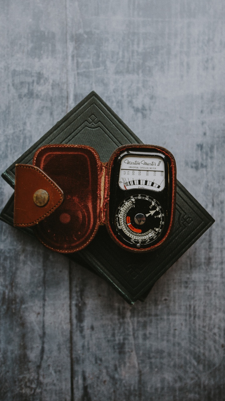 Black and Brown Leather Bifold Wallet. Wallpaper in 720x1280 Resolution