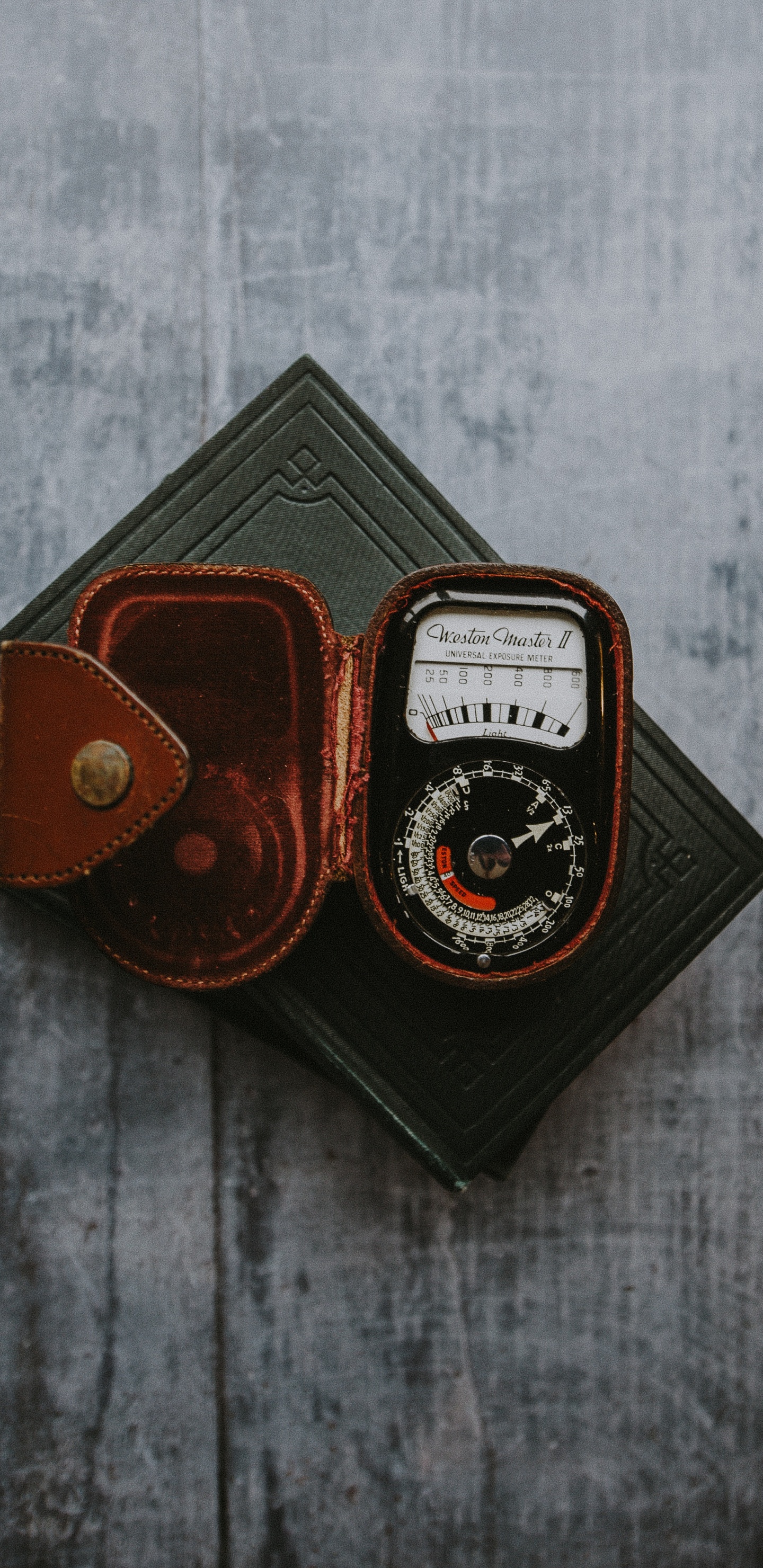 Brieftasche Aus Schwarzem Und Braunem Leder. Wallpaper in 1440x2960 Resolution