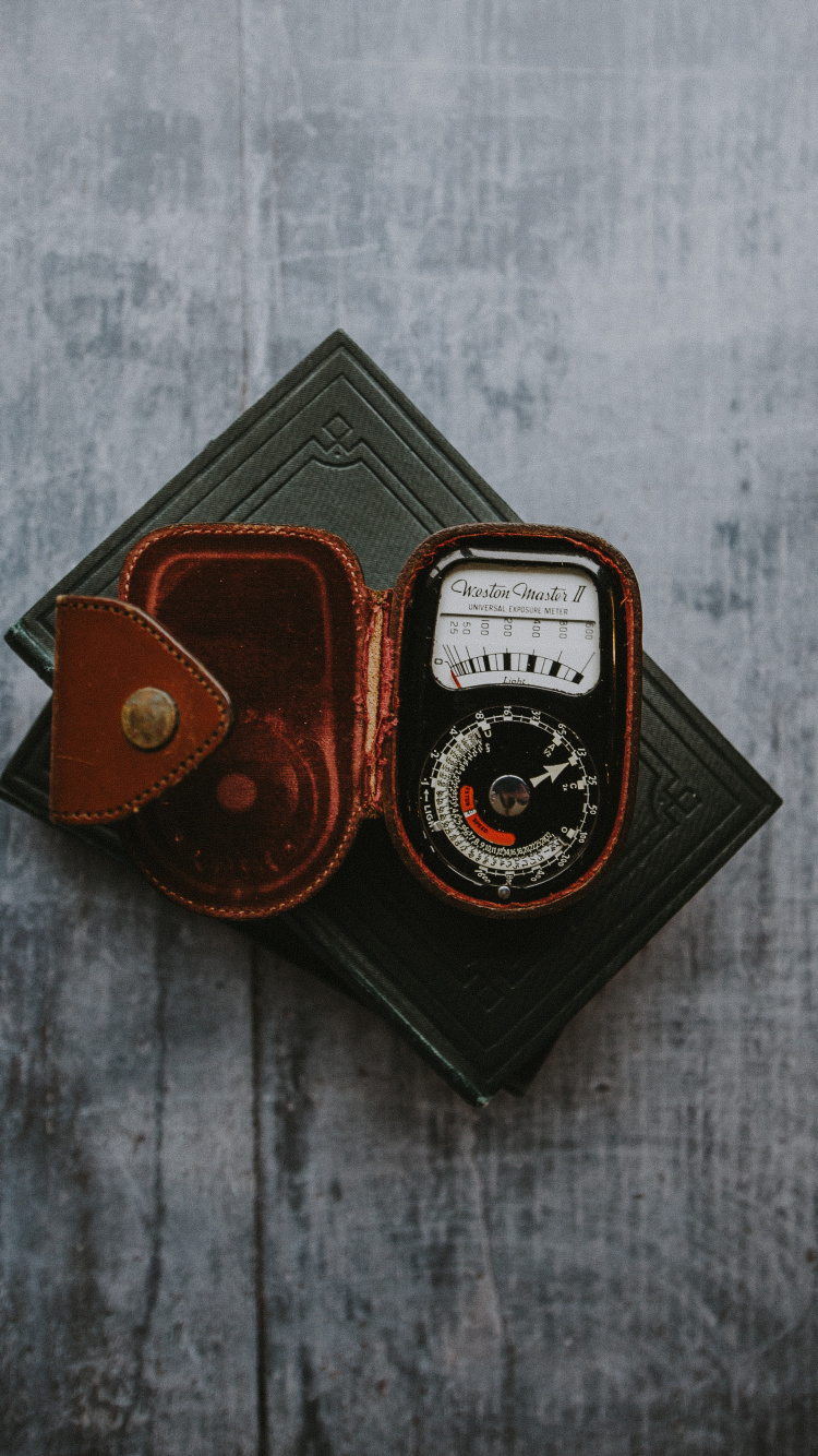 Brieftasche Aus Schwarzem Und Braunem Leder. Wallpaper in 750x1334 Resolution