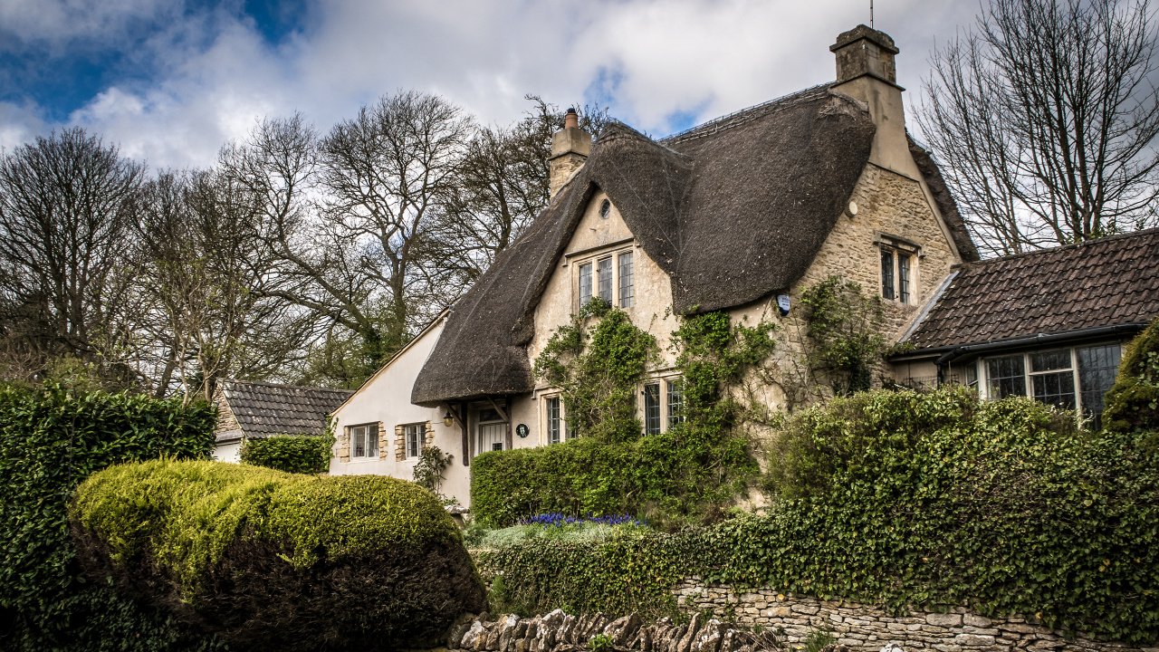 Maison en Béton Marron et Blanc Près D'un Champ D'herbe Verte Sous un Ciel Bleu Pendant la Journée. Wallpaper in 1280x720 Resolution