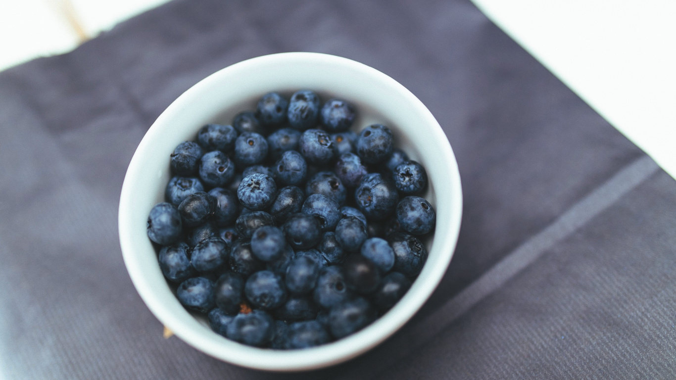 Fruits Ronds Noirs Dans un Bol en Céramique Blanche. Wallpaper in 1366x768 Resolution