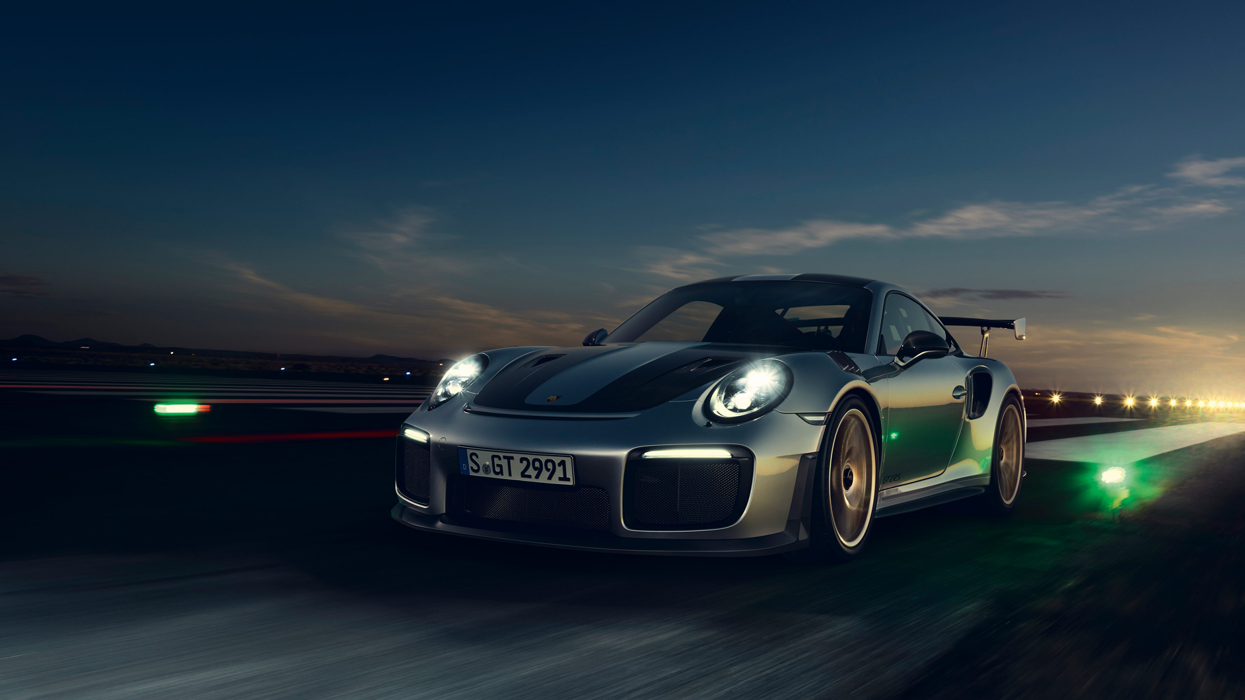 Schwarzer Porsche 911 Unterwegs in Der Nacht. Wallpaper in 2560x1440 Resolution