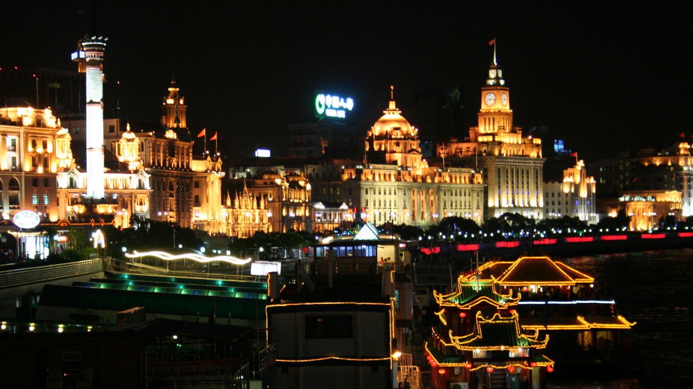 Edificio de Hormigón Blanco y Marrón Durante la Noche.. Wallpaper in 1366x768 Resolution