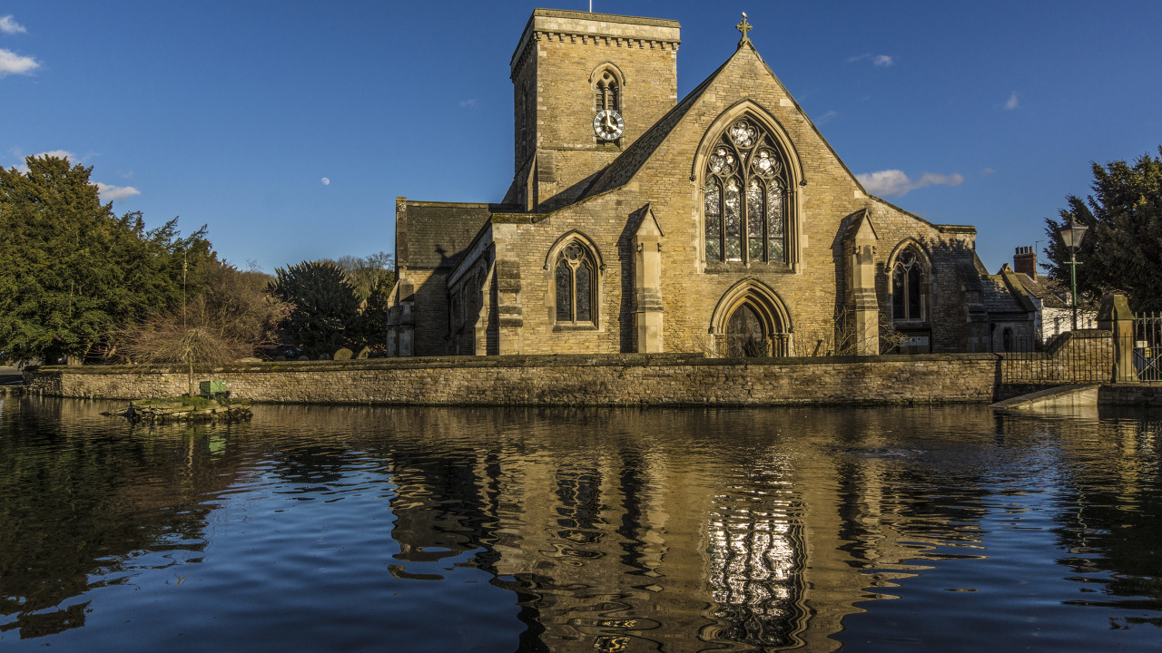 Brown and Gray Concrete Church Near River During Daytime. Wallpaper in 1280x720 Resolution