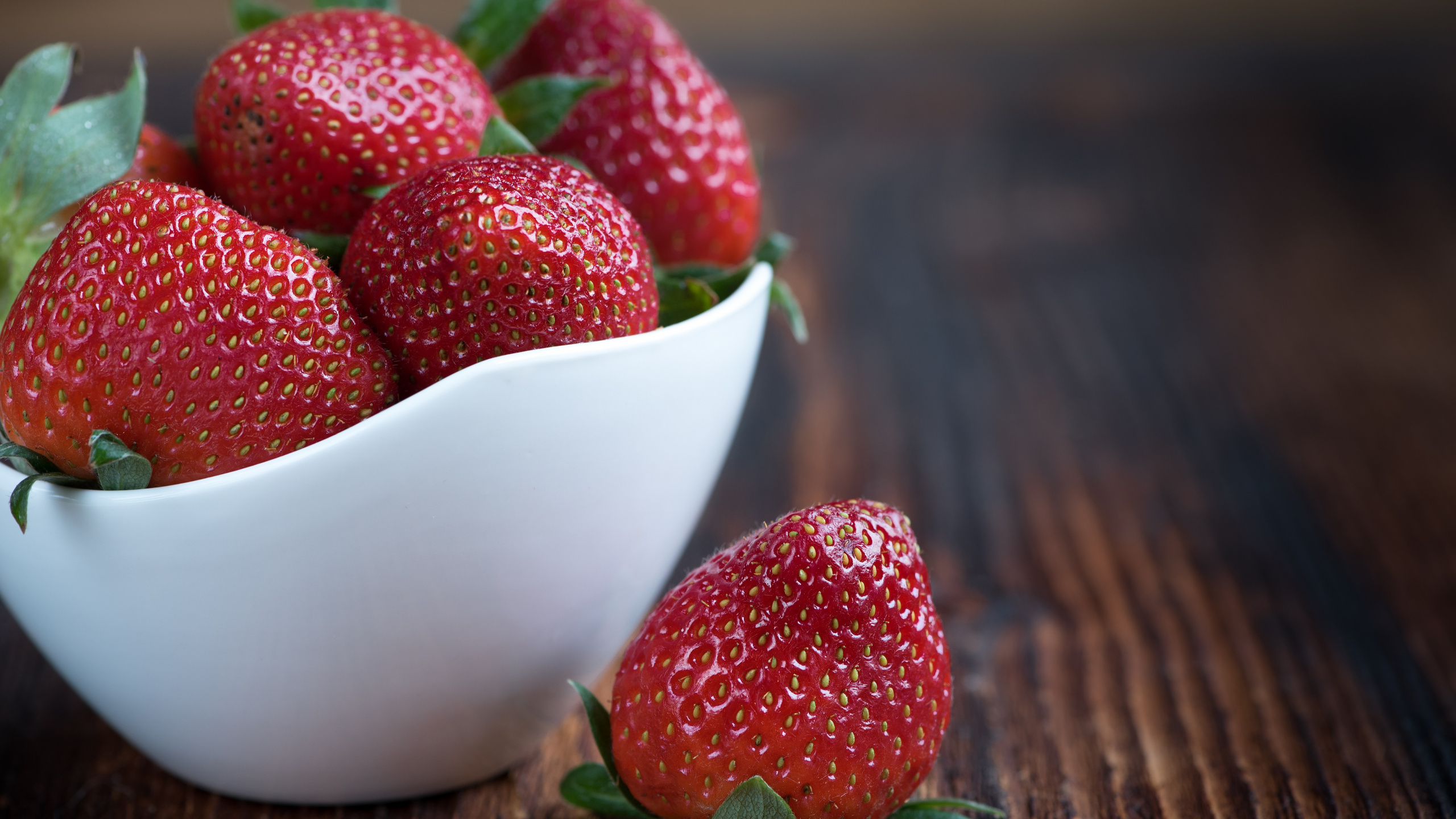 Red Strawberries in White Ceramic Bowl. Wallpaper in 2560x1440 Resolution