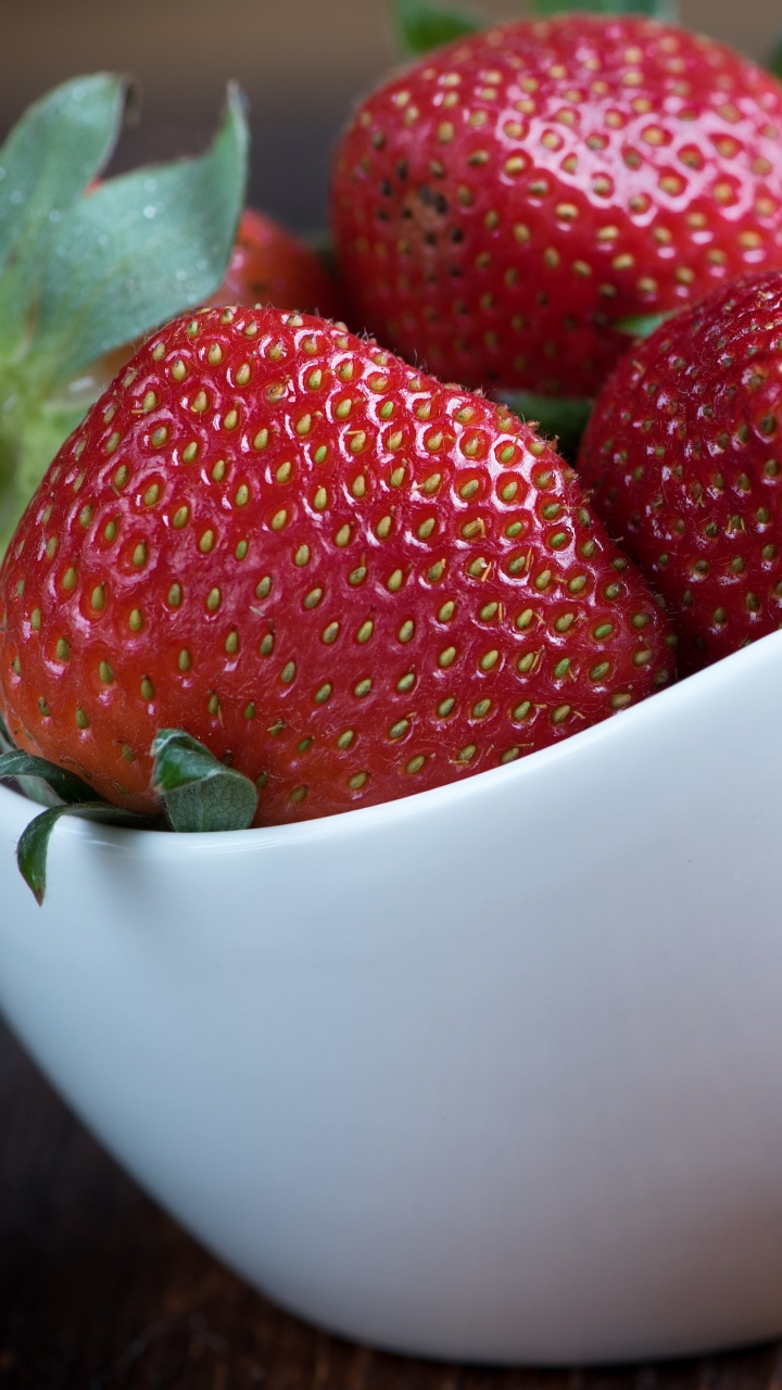 Red Strawberries in White Ceramic Bowl. Wallpaper in 720x1280 Resolution