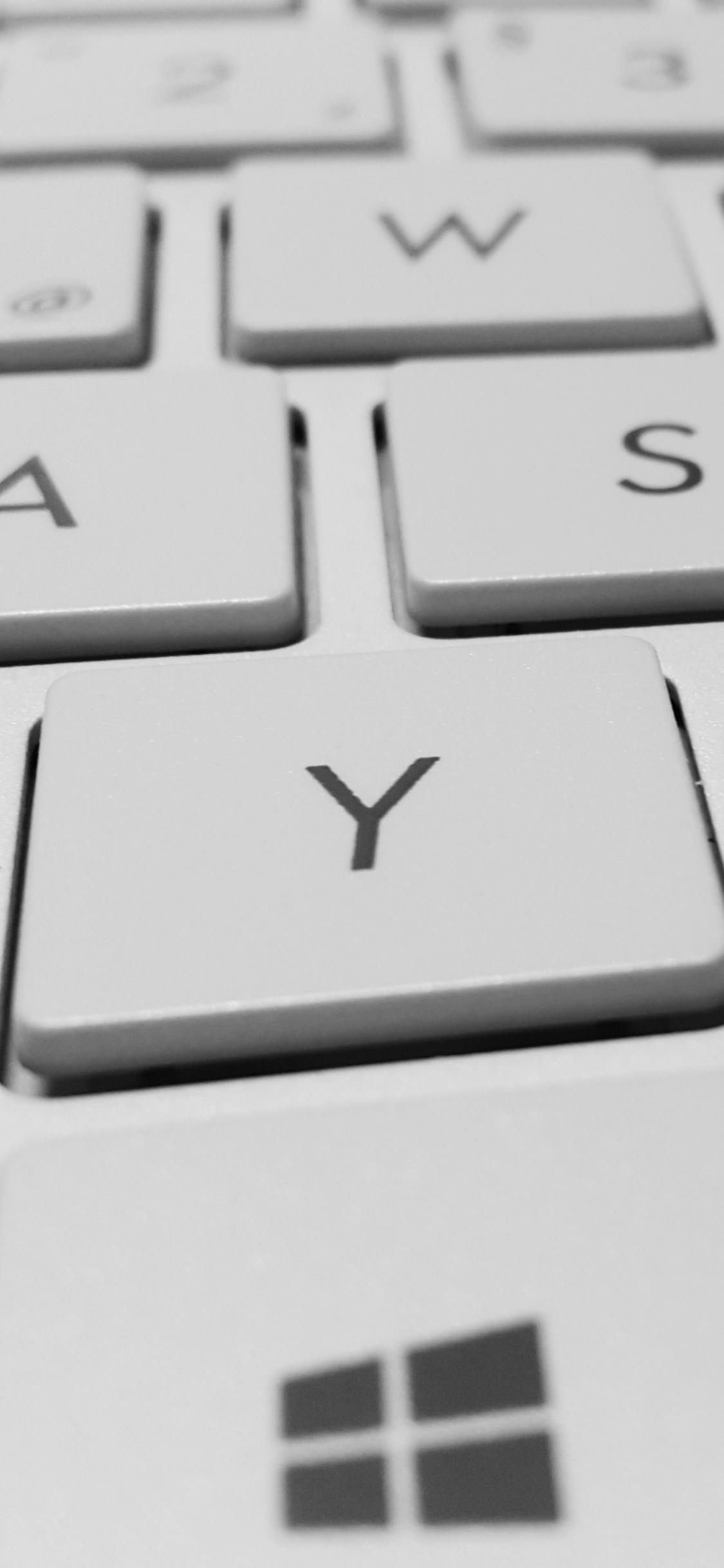 Teclado de Computadora Blanco y Negro. Wallpaper in 1125x2436 Resolution