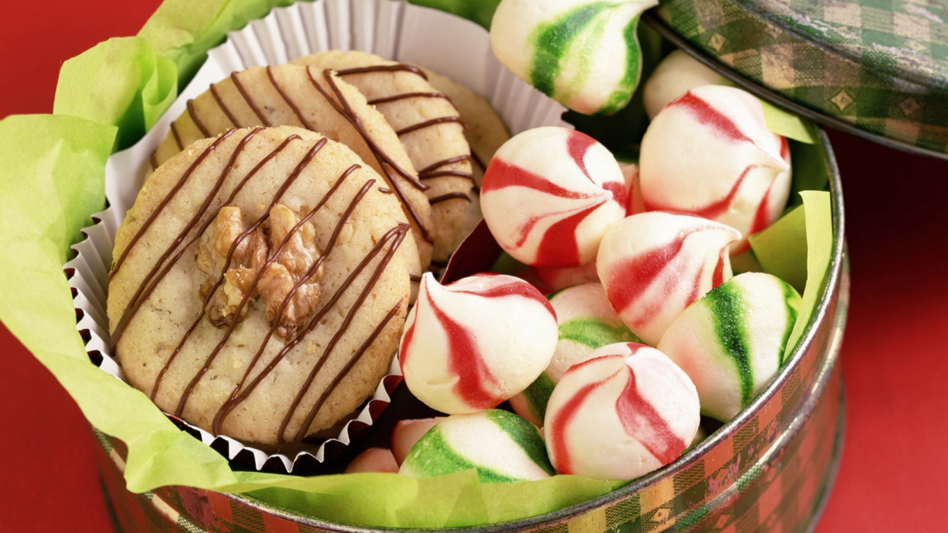 Brown Cupcake on Green Plate. Wallpaper in 1366x768 Resolution