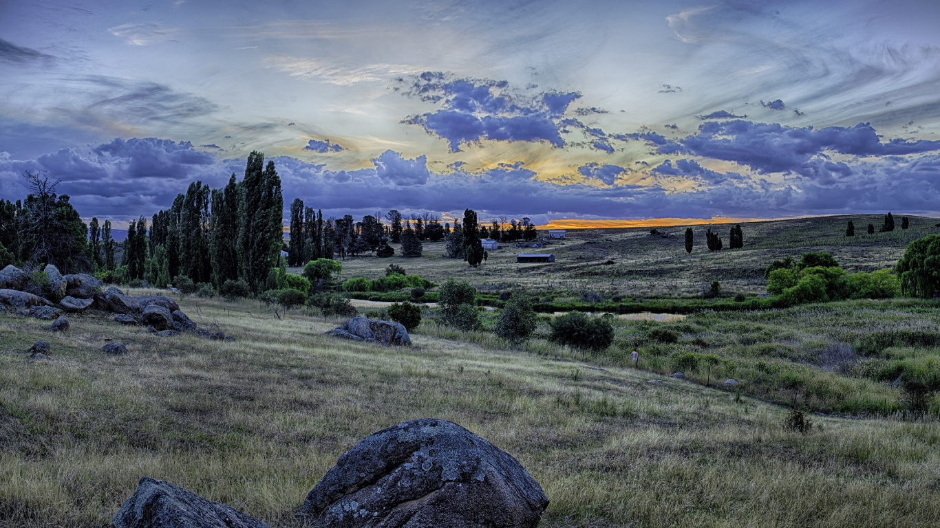 Campo de Hierba Verde Bajo un Cielo Azul Durante el Día. Wallpaper in 1366x768 Resolution