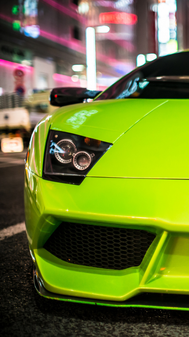 Ferrari 458 Italia Jaune Garé Sur Rue Pendant la Journée. Wallpaper in 750x1334 Resolution