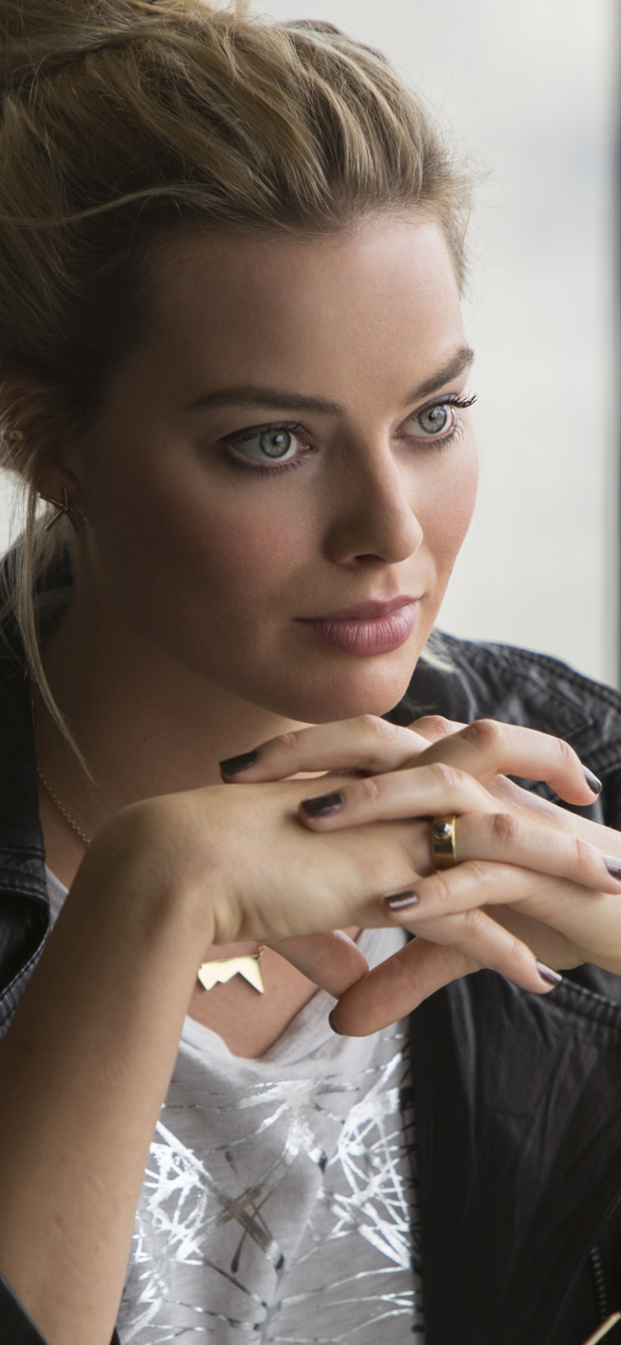 Margot Robbie Cafe, Margot Robbie, Escuadrón Suicida, Tonya Endureciendo, Harley Quinn. Wallpaper in 1242x2688 Resolution