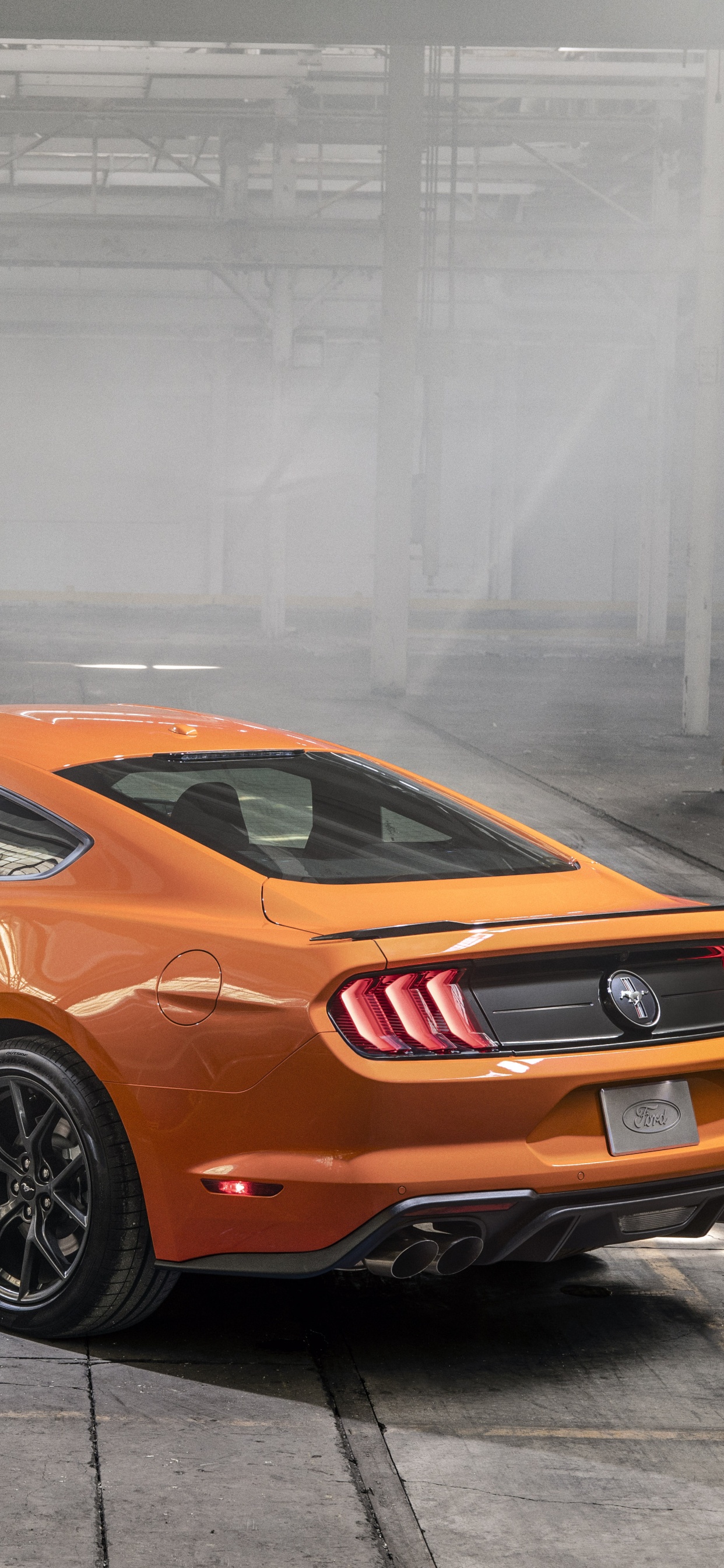 Porsche 911 Naranja Estacionado en el Garaje. Wallpaper in 1242x2688 Resolution