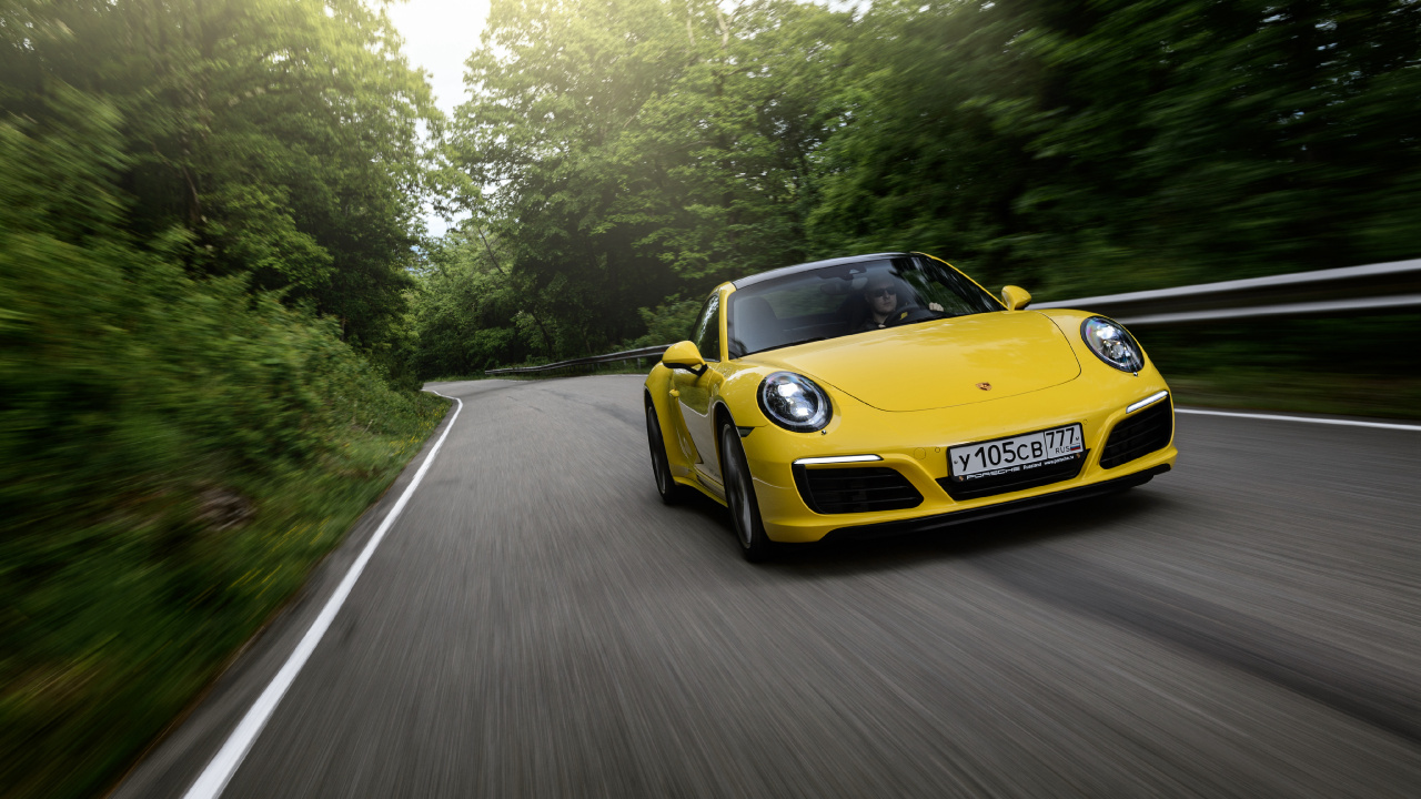 Gelber Porsche 911 Tagsüber Unterwegs. Wallpaper in 1280x720 Resolution