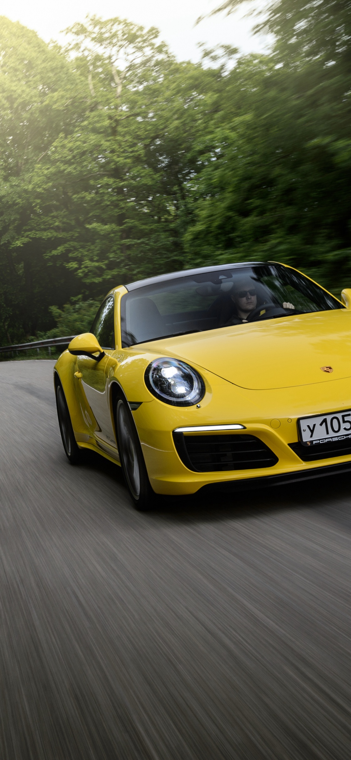 Porsche 911 Amarillo en la Carretera Durante el Día. Wallpaper in 1125x2436 Resolution