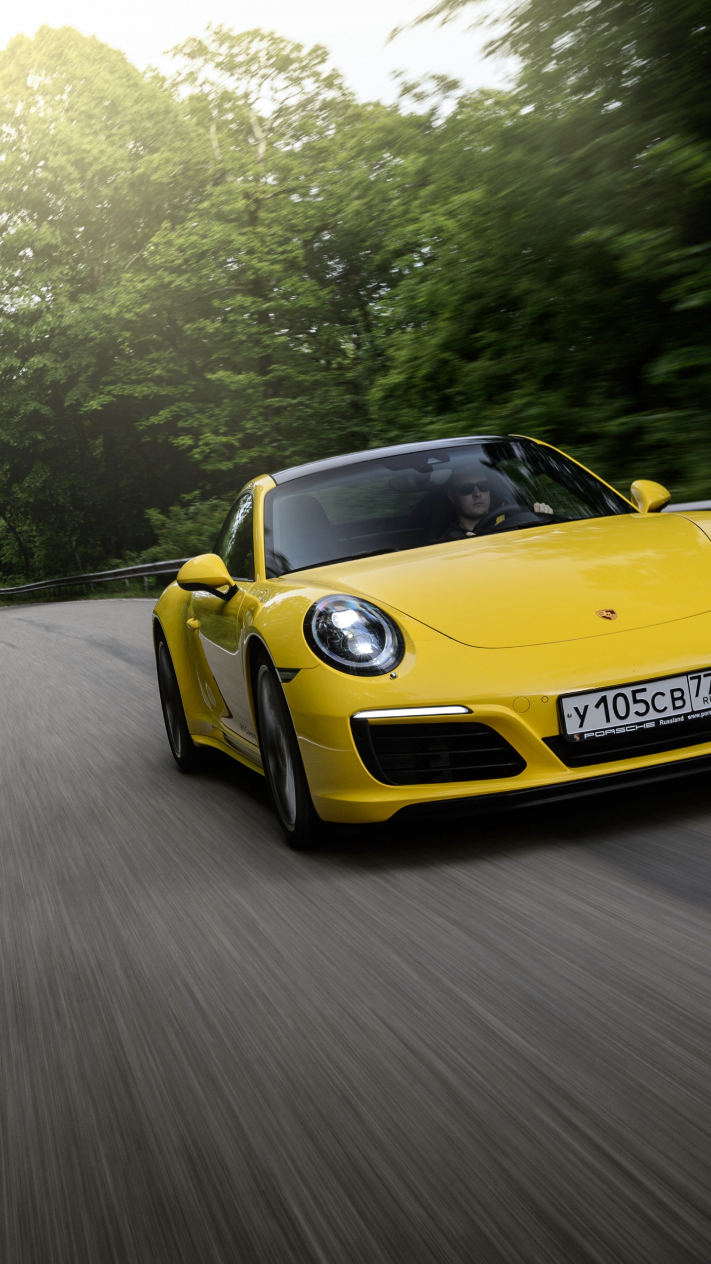 Porsche 911 Jaune Sur Route Pendant la Journée. Wallpaper in 1440x2560 Resolution