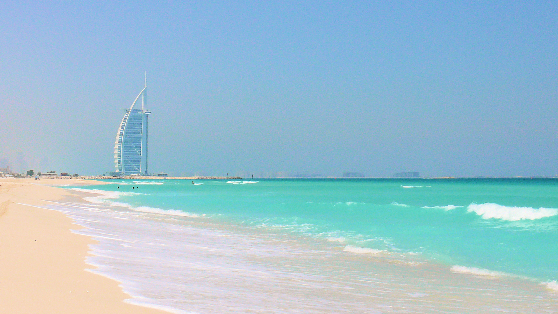 Vagues de la Mer Blanche et Bleue se Brisant Sur le Rivage Pendant la Journée. Wallpaper in 1920x1080 Resolution