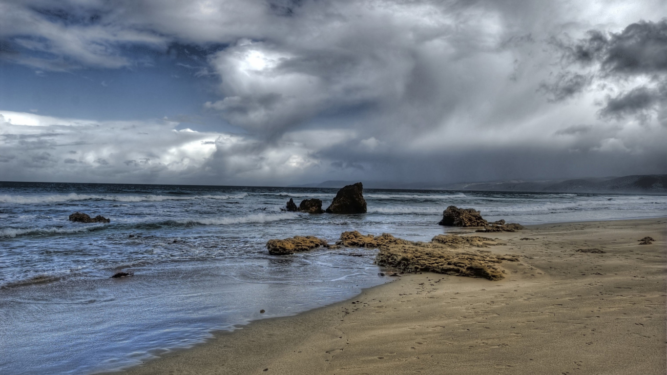 Formation de Roche Brune Sur le Bord de Mer Sous Les Nuages Blancs et le Ciel Bleu Pendant la Journée. Wallpaper in 1366x768 Resolution