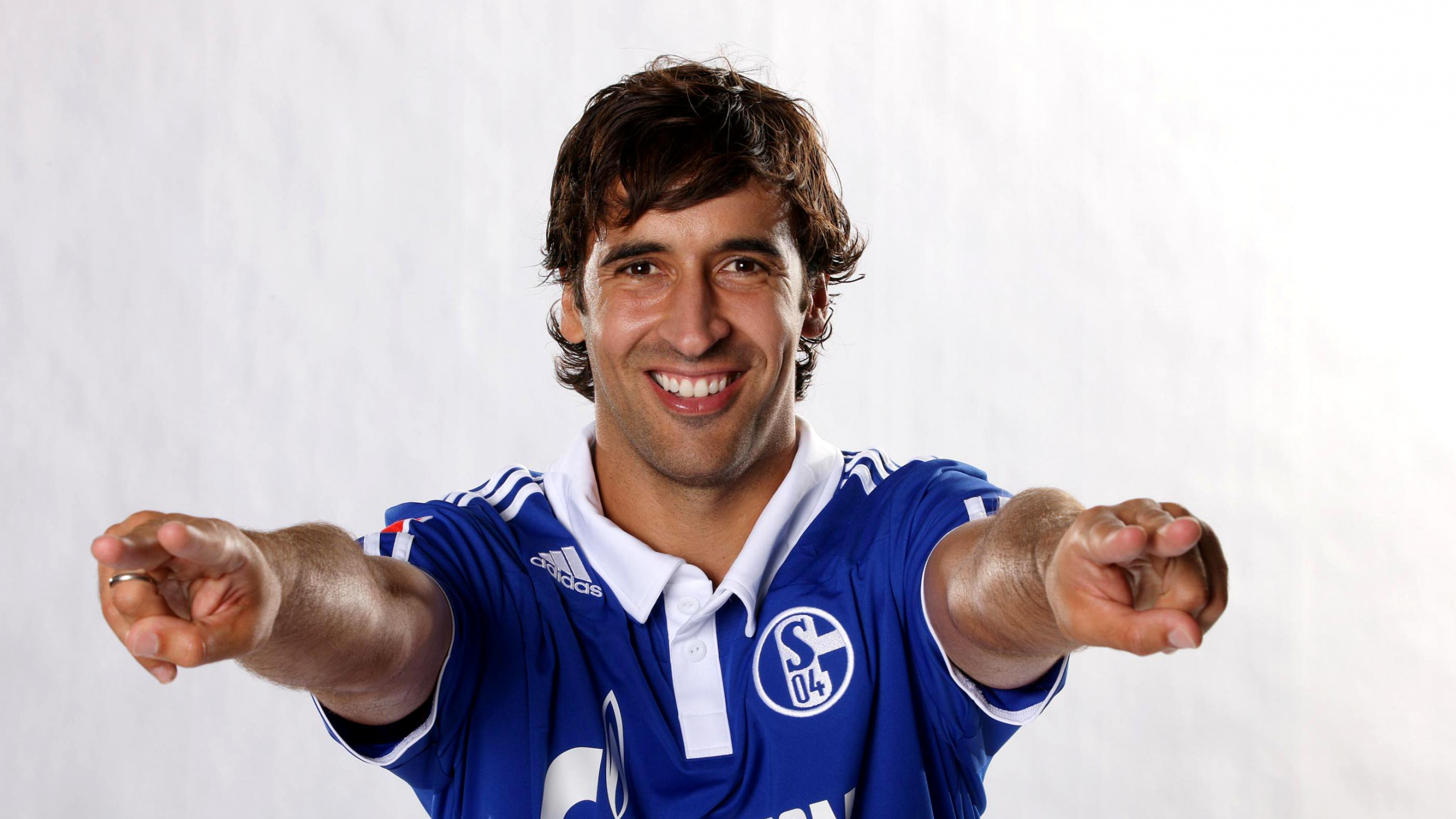 Man in Blue and White Nike Soccer Jersey. Wallpaper in 2560x1440 Resolution