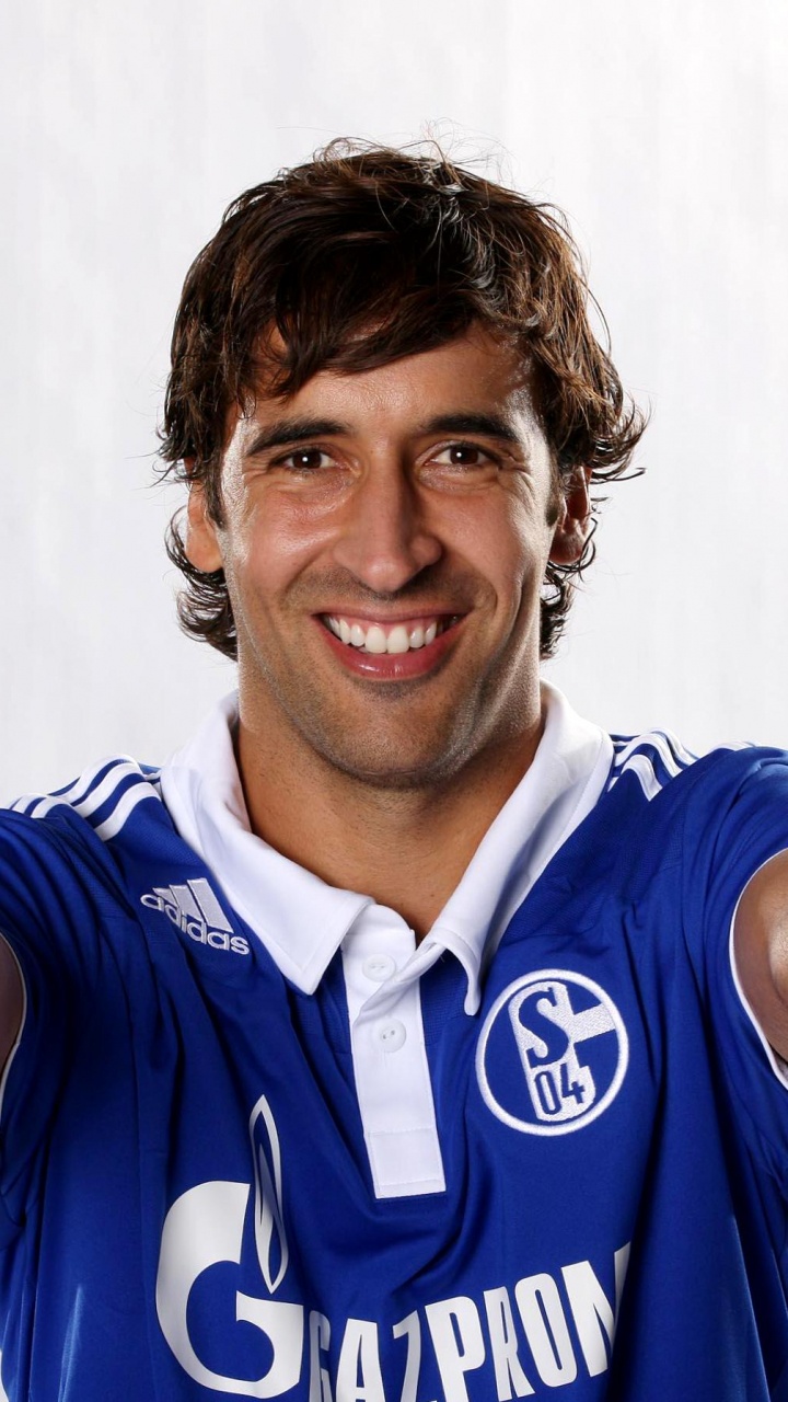 Man in Blue and White Nike Soccer Jersey. Wallpaper in 720x1280 Resolution