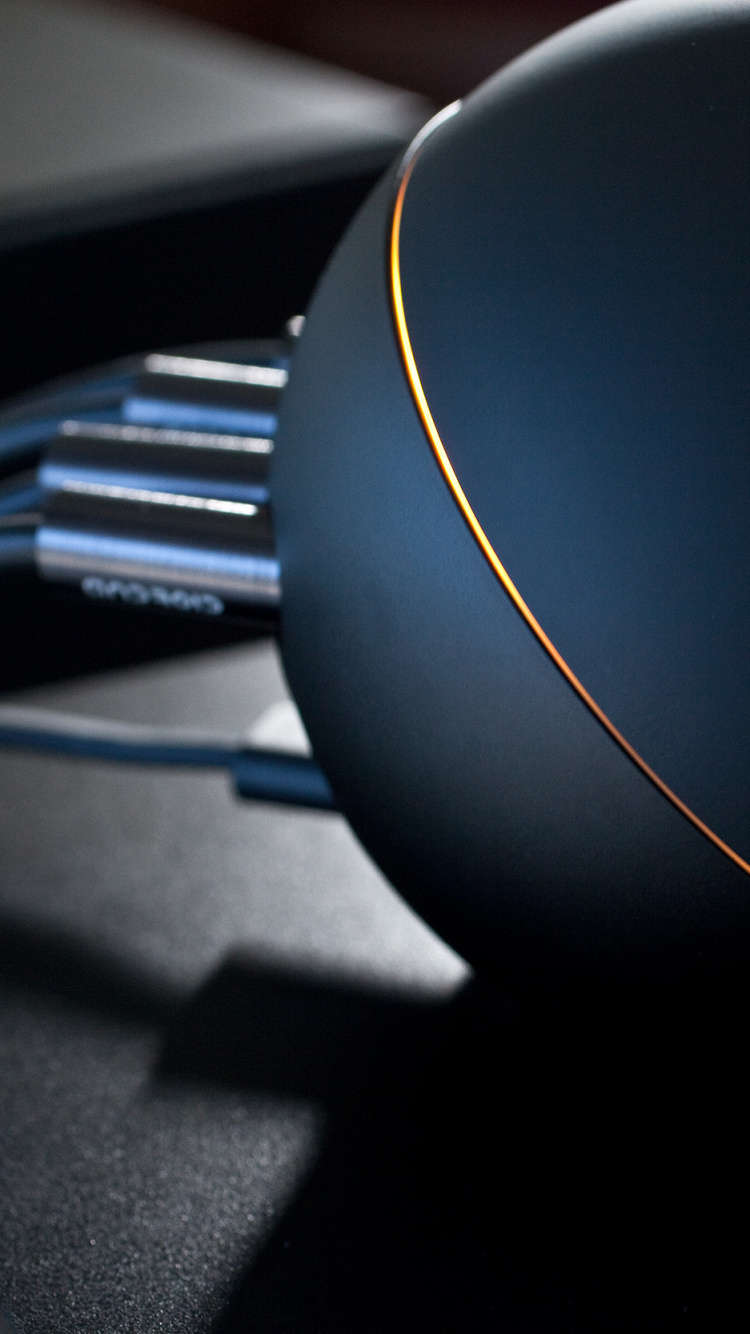 Appareil Rond Noir Sur Table Noire. Wallpaper in 750x1334 Resolution