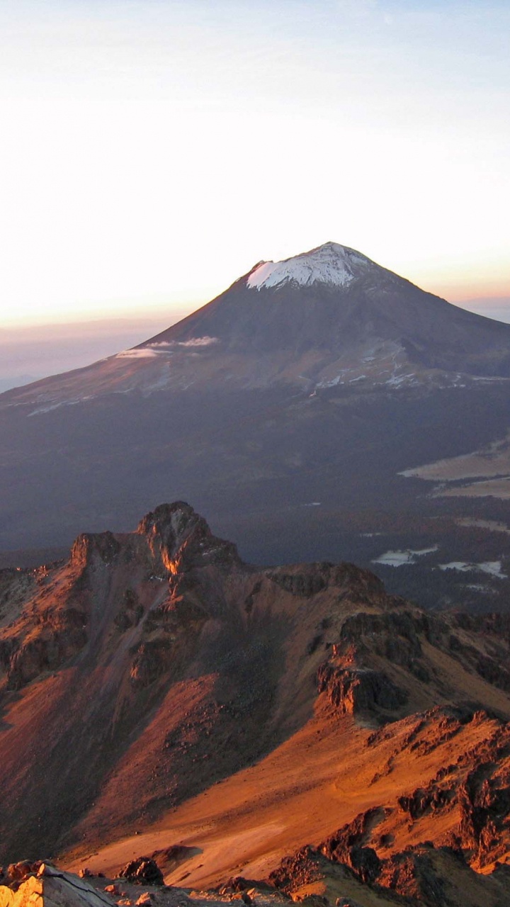 Montaña Marrón y Blanca Bajo Nubes Blancas Durante el Día. Wallpaper in 720x1280 Resolution