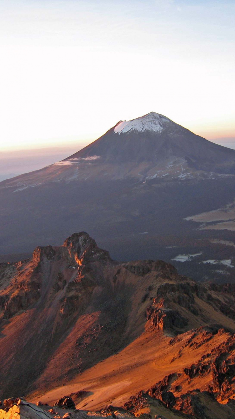 Montagne Brune et Blanche Sous Des Nuages Blancs Pendant la Journée. Wallpaper in 750x1334 Resolution