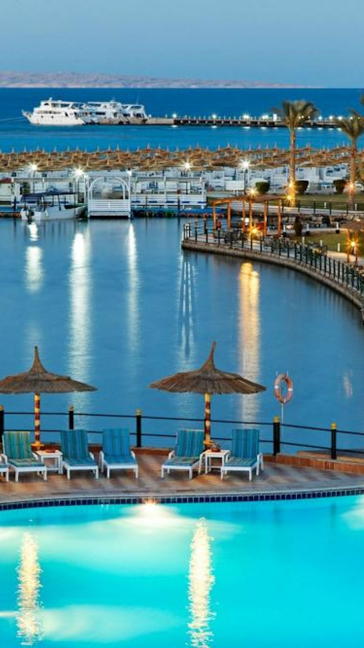 Piscine Près Des Arbres et Des Bâtiments Pendant la Nuit. Wallpaper in 750x1334 Resolution