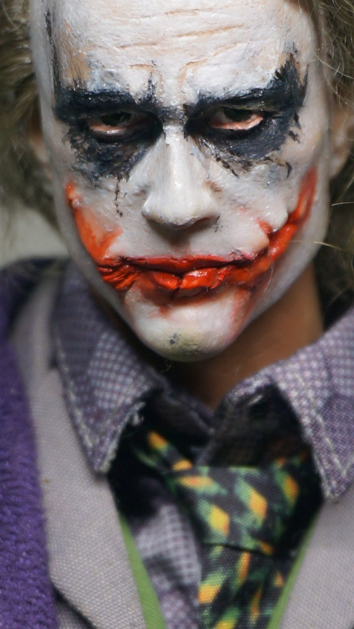 Femme en Cardigan Violet Avec de la Peinture Pour le Visage. Wallpaper in 720x1280 Resolution