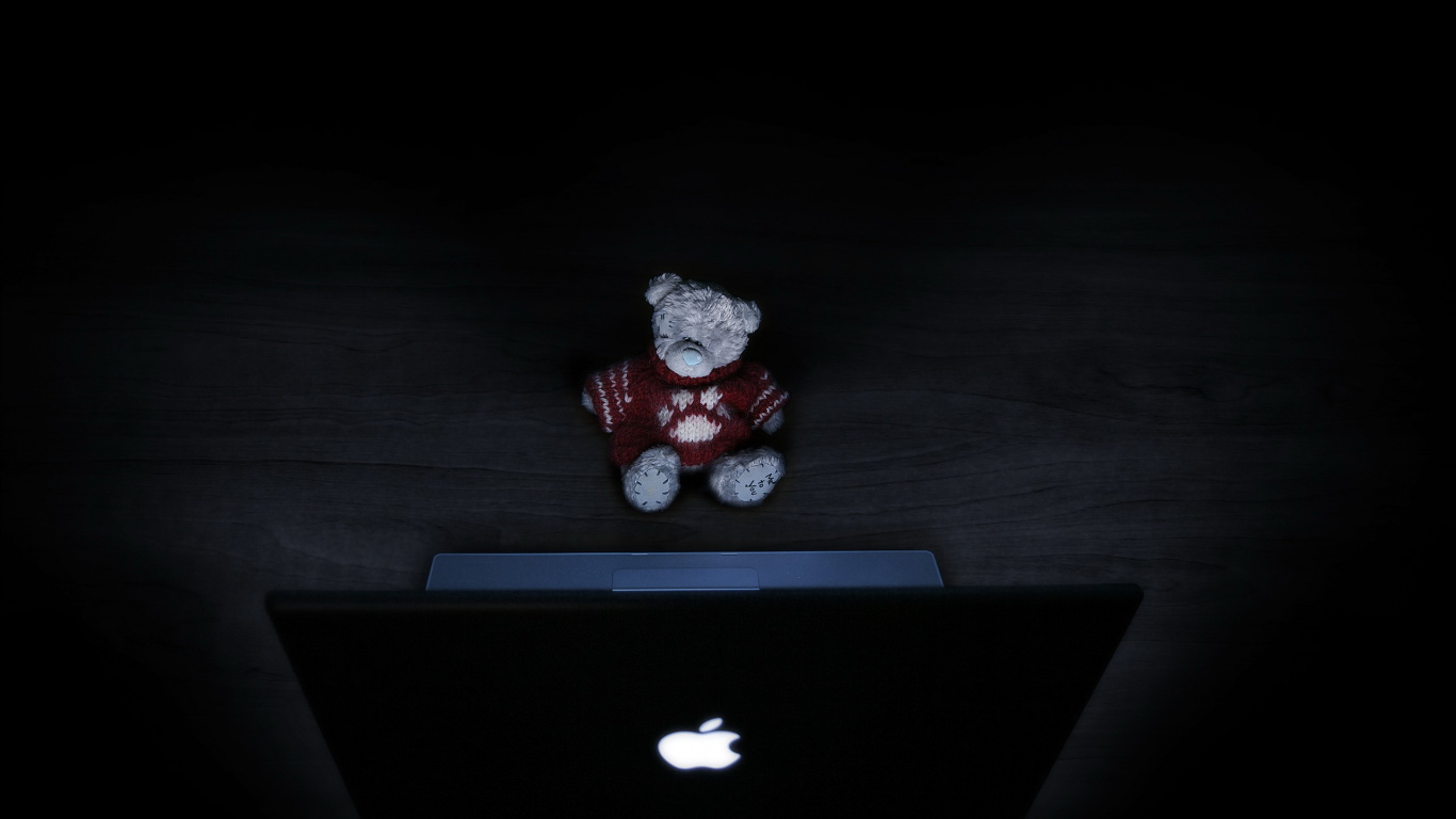 Peluche Ours Rouge Sur Macbook. Wallpaper in 1366x768 Resolution