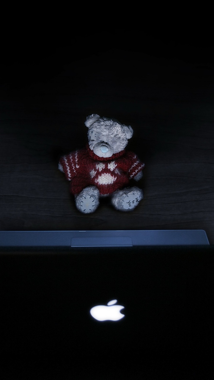 Peluche Oso Rojo en Macbook. Wallpaper in 720x1280 Resolution