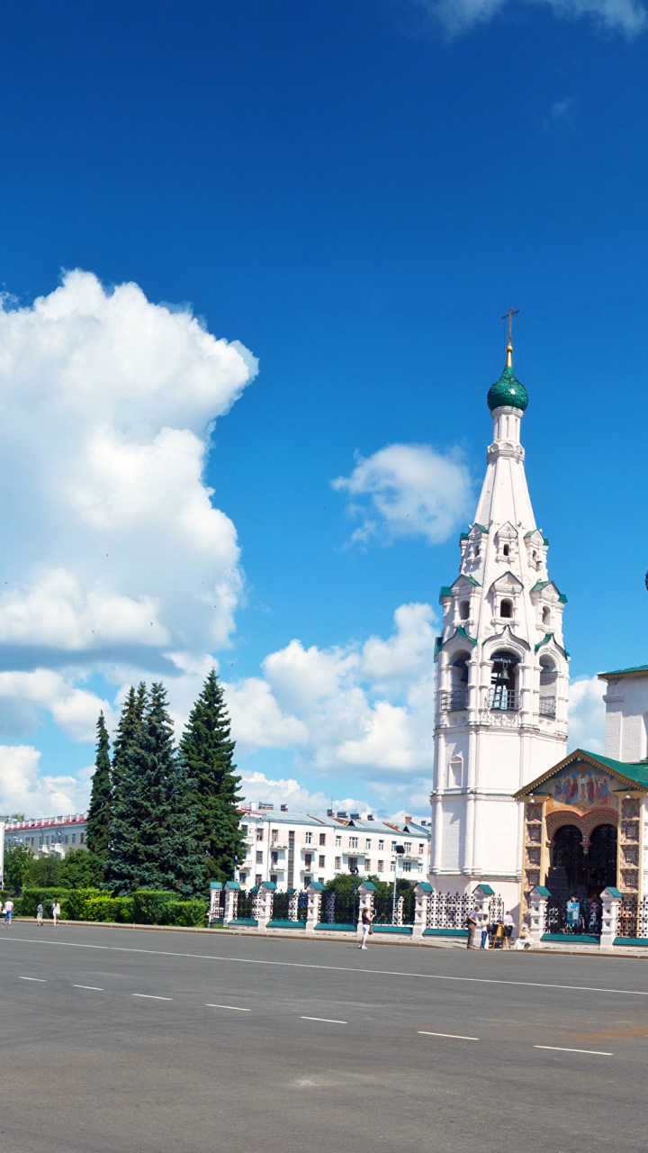 Bâtiment en Béton Blanc et Vert Sous Ciel Bleu Pendant la Journée. Wallpaper in 720x1280 Resolution