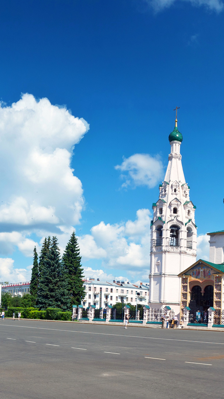 Bâtiment en Béton Blanc et Vert Sous Ciel Bleu Pendant la Journée. Wallpaper in 750x1334 Resolution