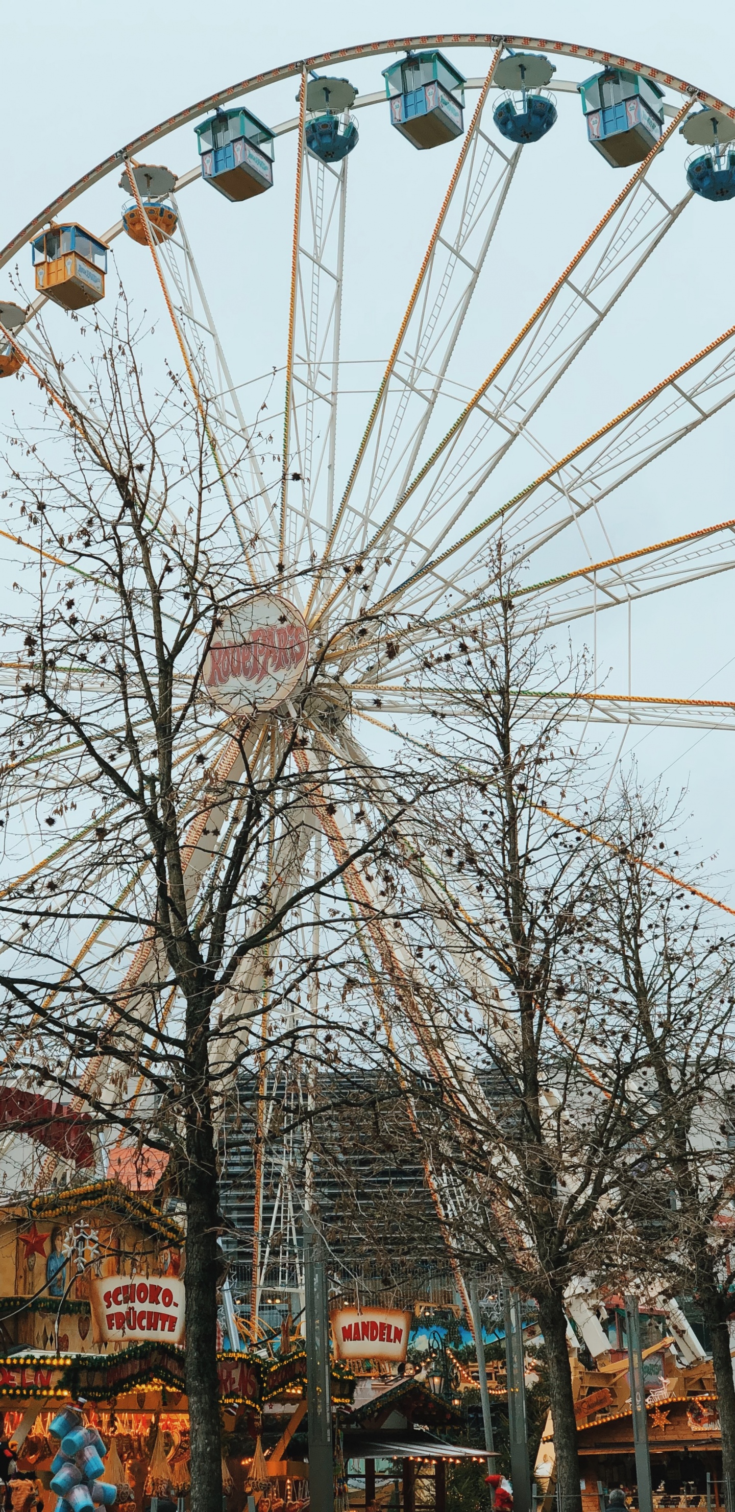 Riesenrad, Tageszeit, Öffentlichen Raum, Stadtgebiet, Fahrgeschäft. Wallpaper in 1440x2960 Resolution