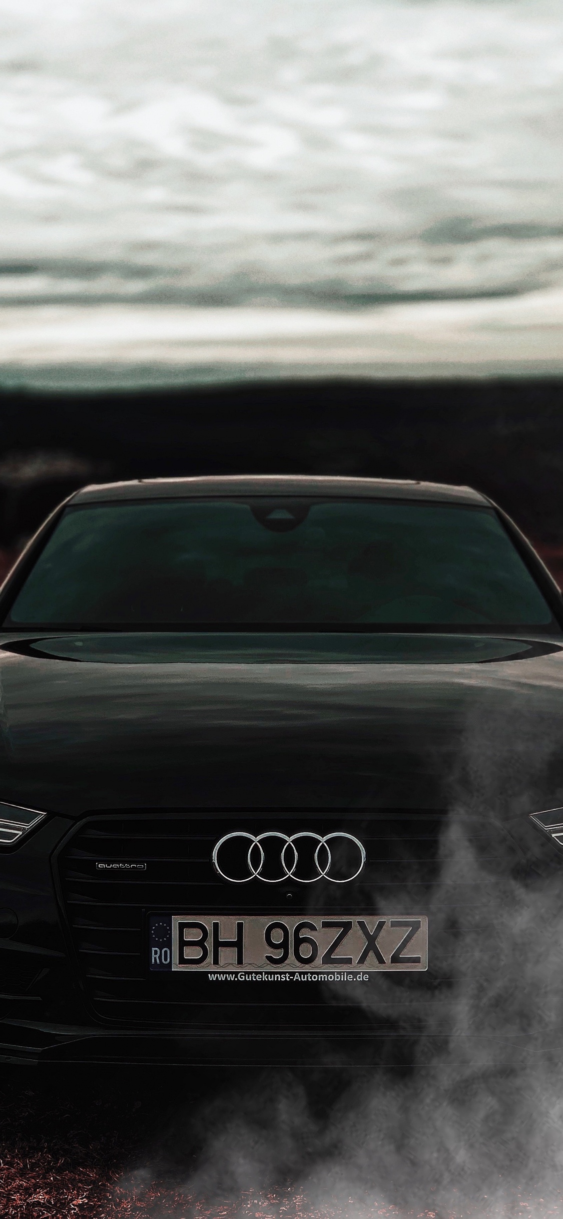 Schwarzer Audi a 4 Auf Unbefestigter Straße Tagsüber. Wallpaper in 1125x2436 Resolution