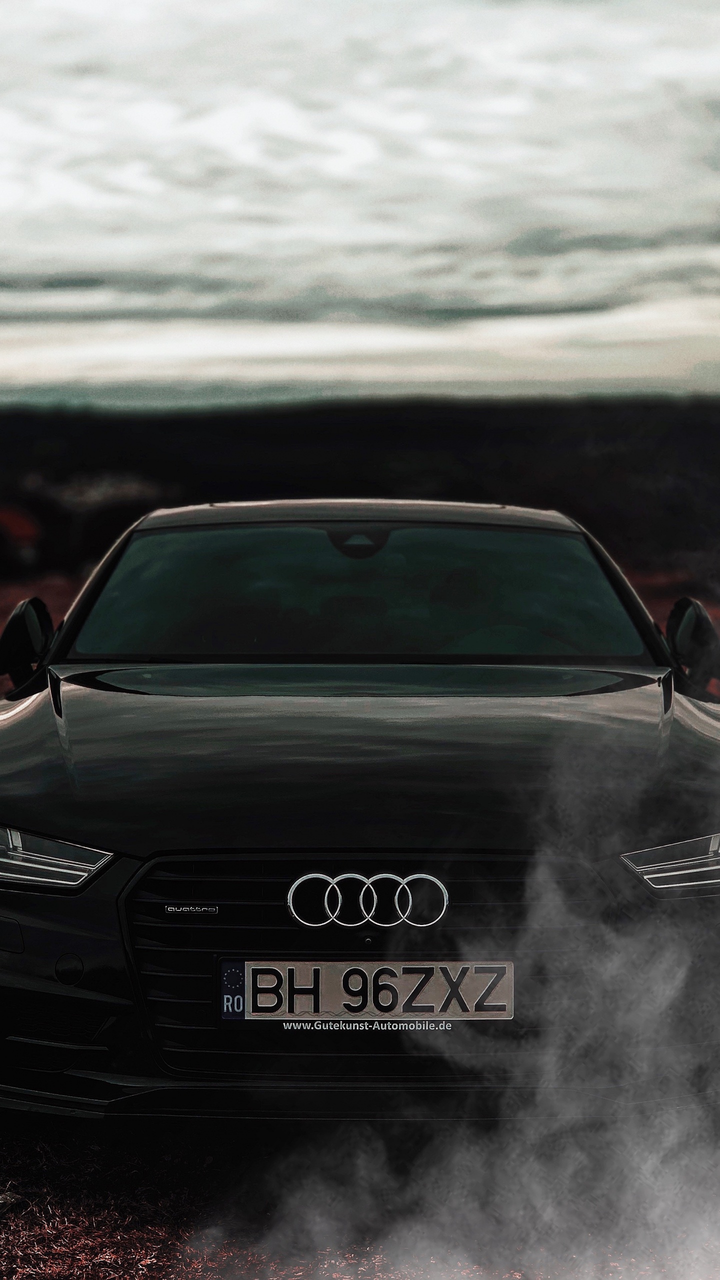 Schwarzer Audi a 4 Auf Unbefestigter Straße Tagsüber. Wallpaper in 1440x2560 Resolution