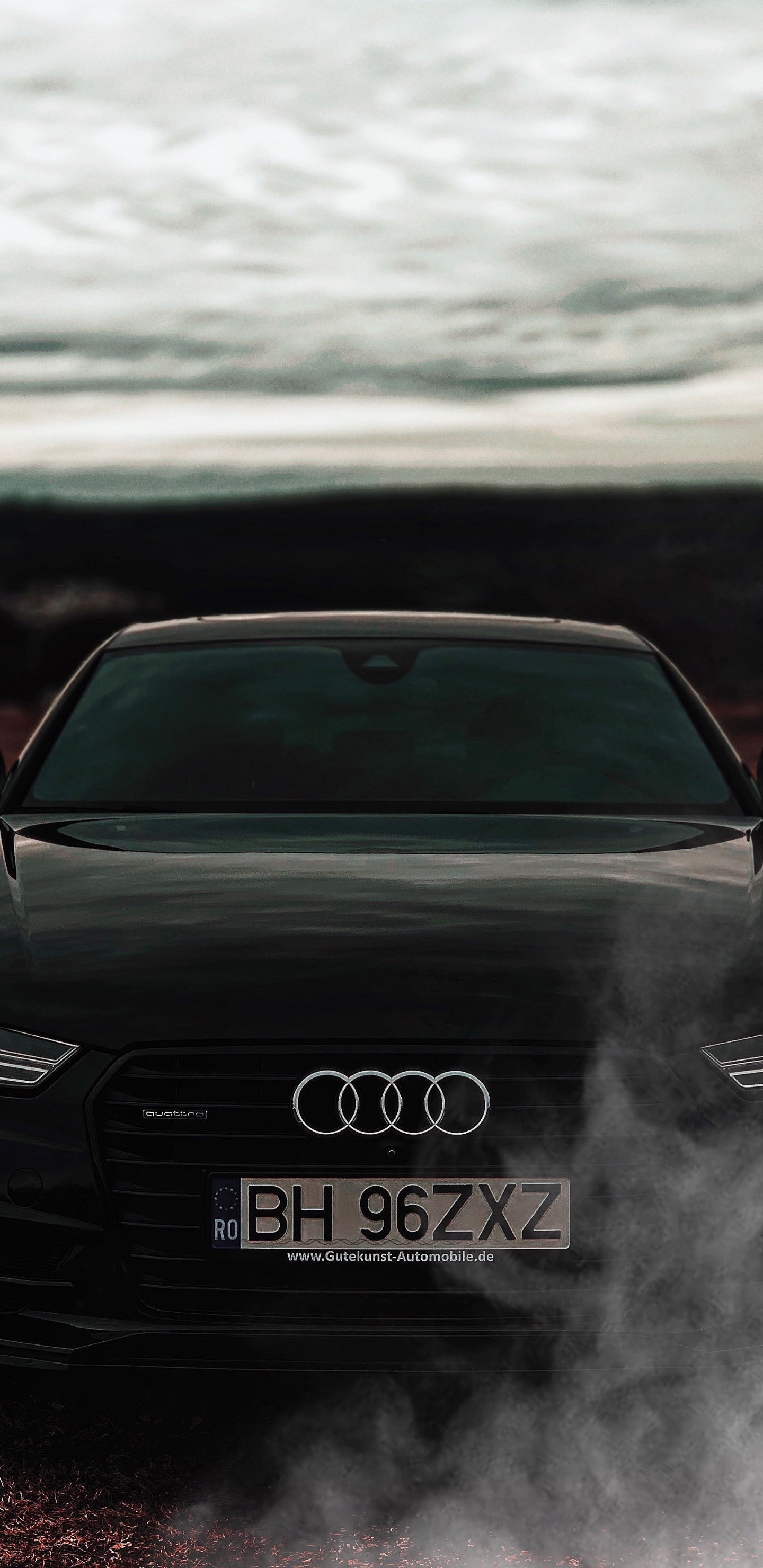 Schwarzer Audi a 4 Auf Unbefestigter Straße Tagsüber. Wallpaper in 1440x2960 Resolution