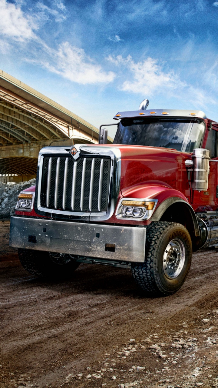 Camión de Carga Rojo y Blanco en la Carretera Durante el Día. Wallpaper in 720x1280 Resolution