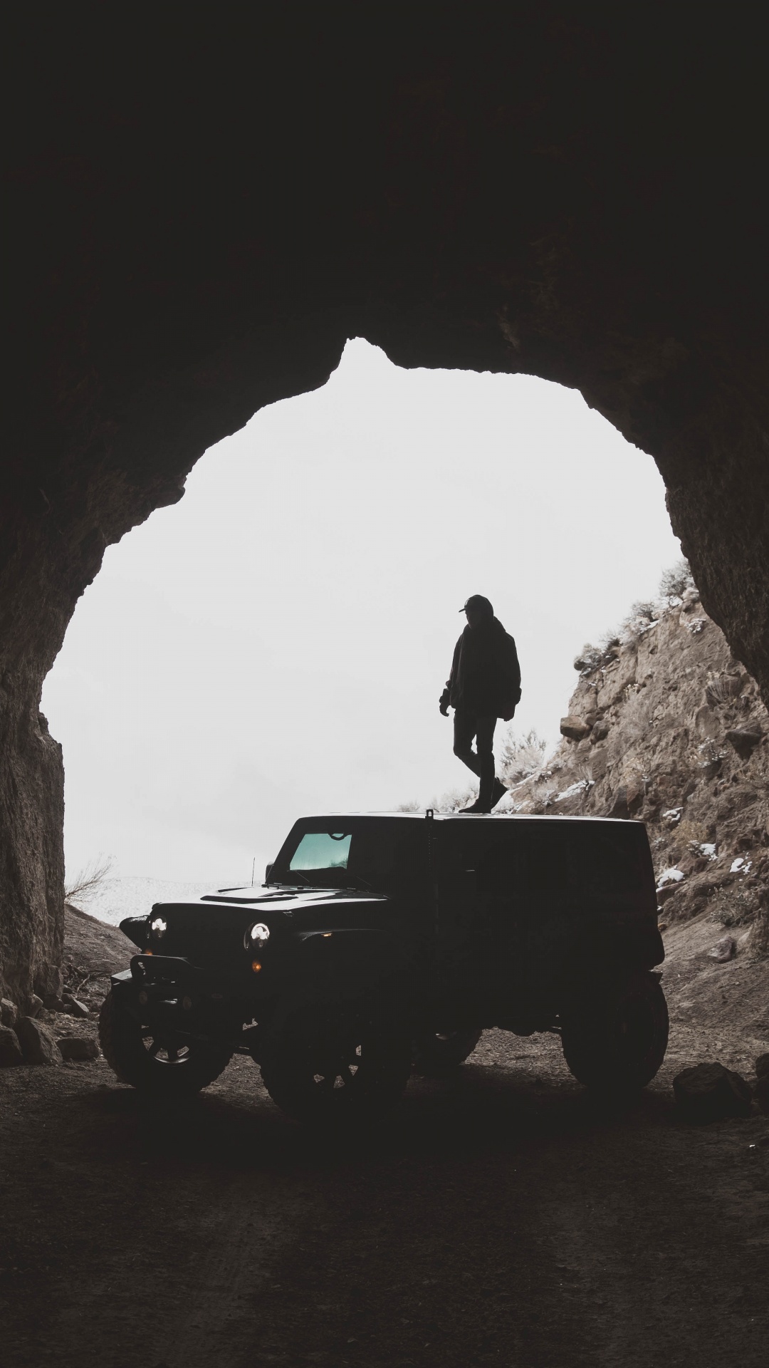 Mann in Schwarzer Jacke, Der Tagsüber Auf Einem Schwarzen Jeep-Wrangler in Der Höhle Steht. Wallpaper in 1080x1920 Resolution