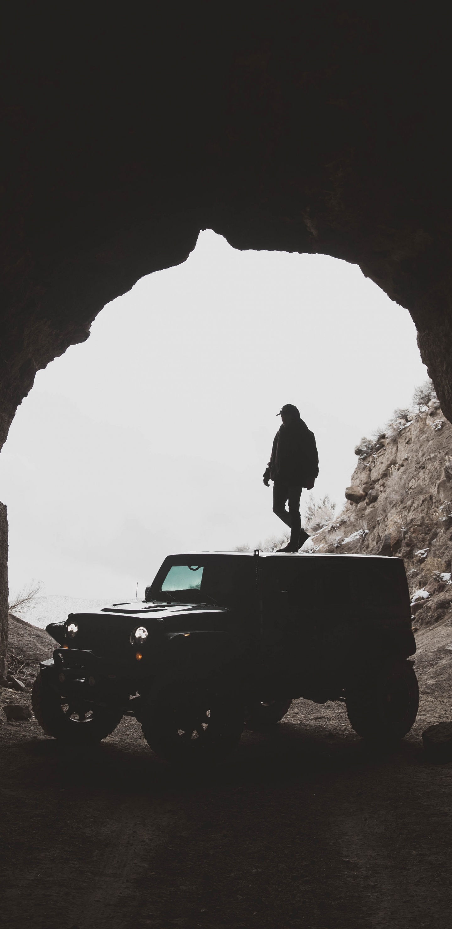 Mann in Schwarzer Jacke, Der Tagsüber Auf Einem Schwarzen Jeep-Wrangler in Der Höhle Steht. Wallpaper in 1440x2960 Resolution