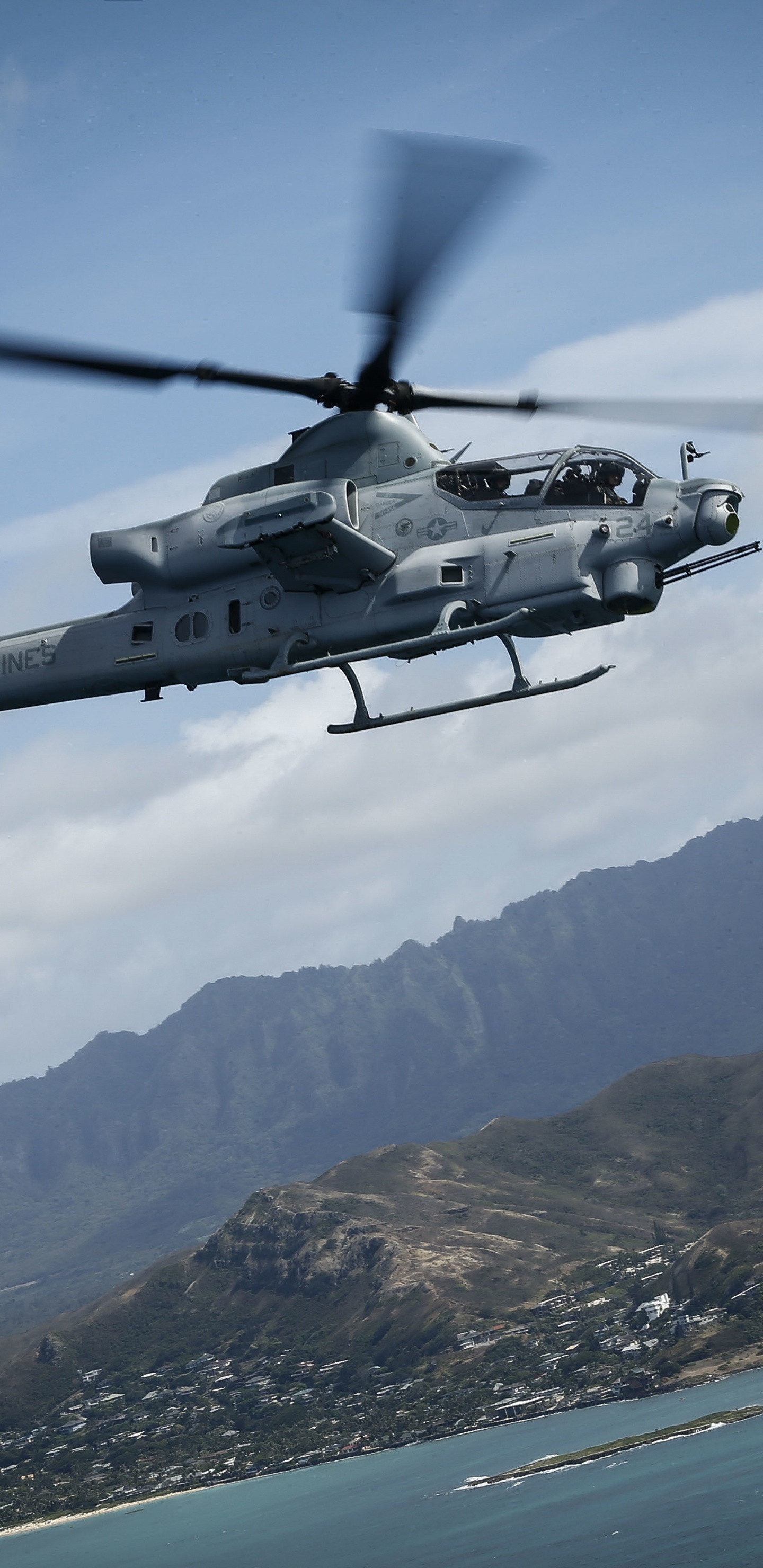 Helicóptero Blanco y Negro Sobrevolando la Montaña Durante el Día. Wallpaper in 1440x2960 Resolution