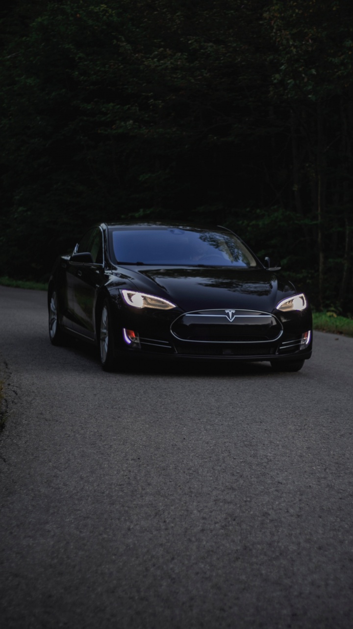 Schwarzes Auto Auf Grauer Asphaltstraße. Wallpaper in 720x1280 Resolution