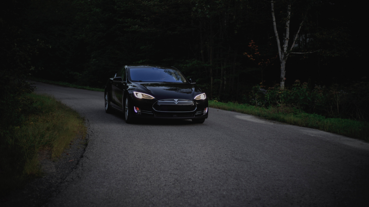 Voiture Noire Sur Route Goudronnée Grise. Wallpaper in 1280x720 Resolution